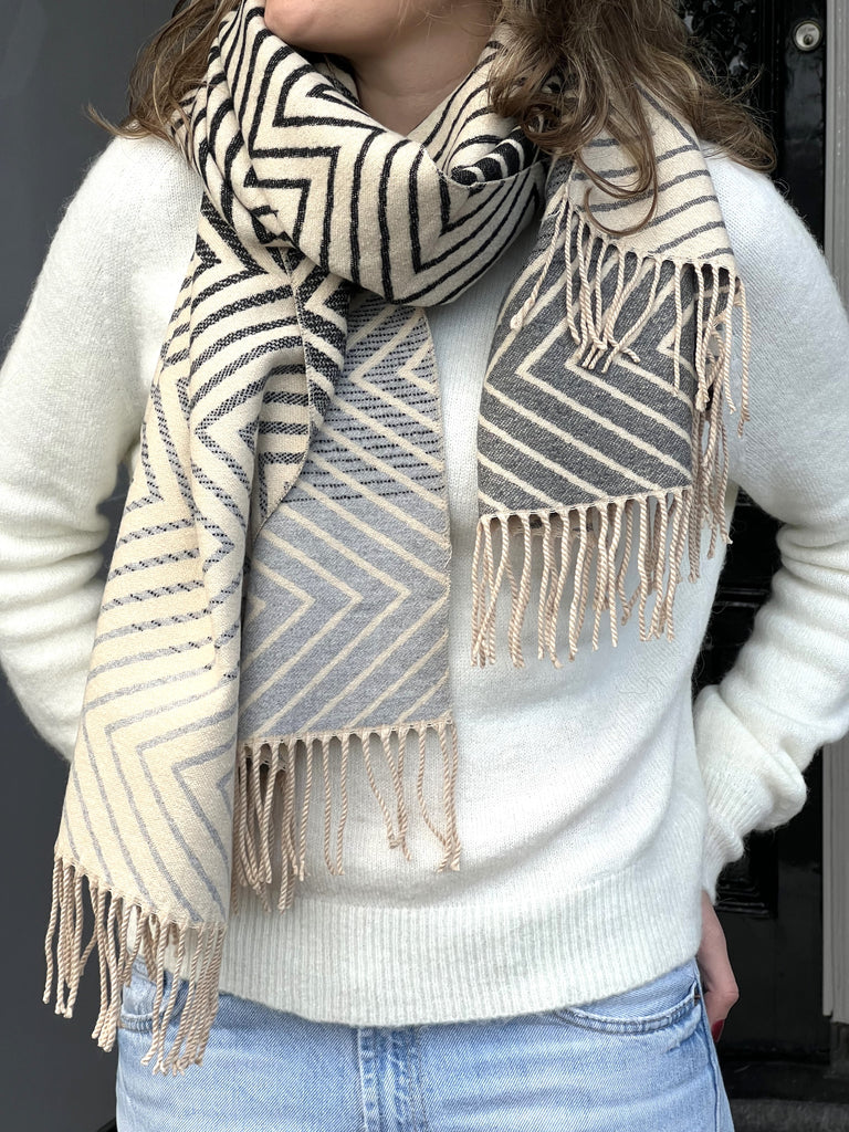 warme sjaal met grafisch patroon in grijs beige