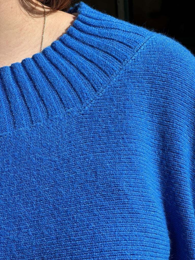 gebreide top kobalt blauw met brede rib bij hals en manchet