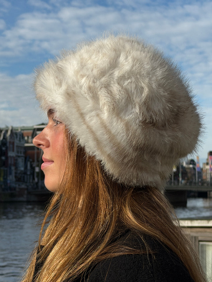 bont muts ivoorkleur, aan 2 kanten te dragen