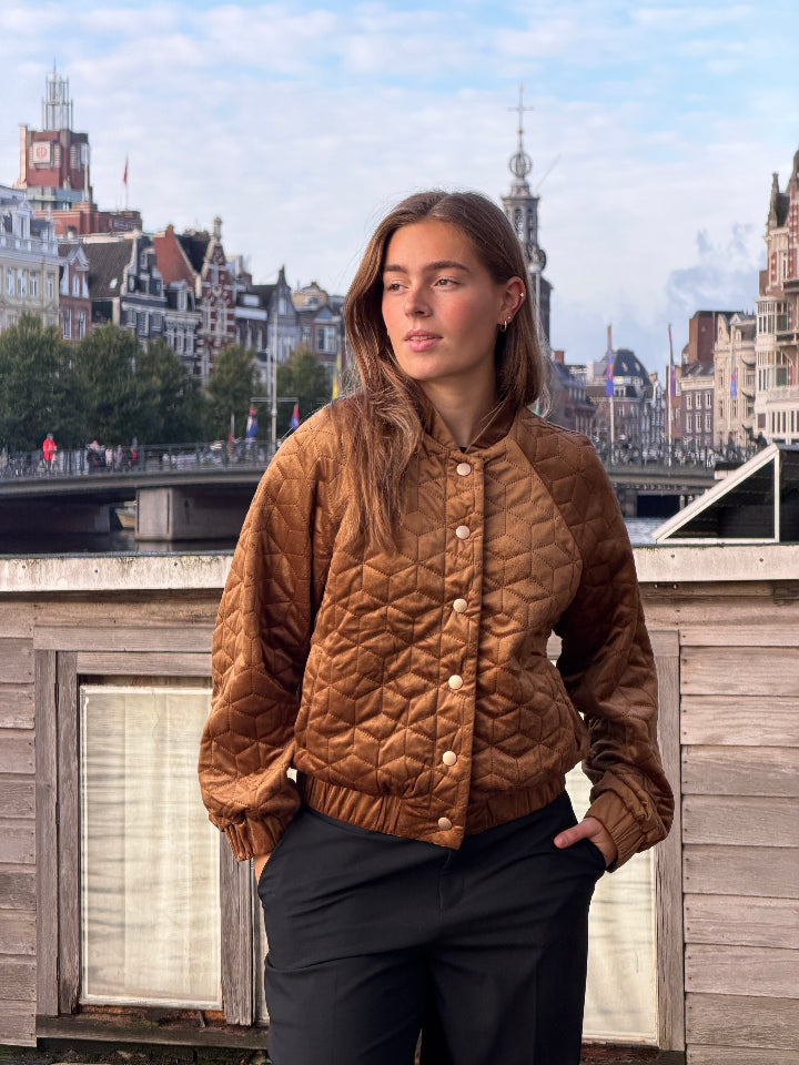 camel jackje met step effect en drukkers.