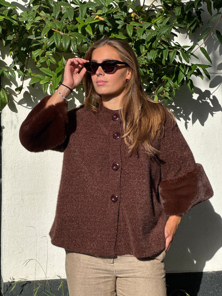 charmant kort bruin jasje met 3/4 bont mouw