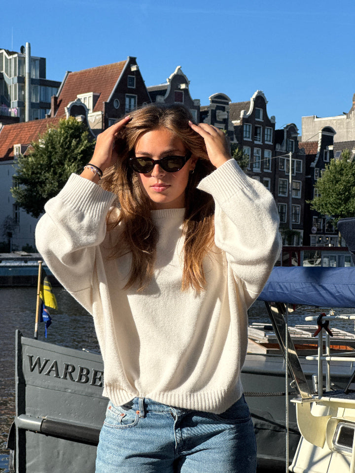comfortabele trui off white oversized met wijde mouwen.