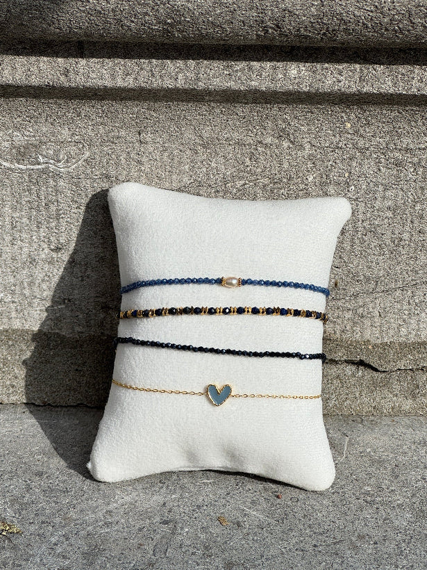 diverse roestvrij staal armbandjes met blauwe details