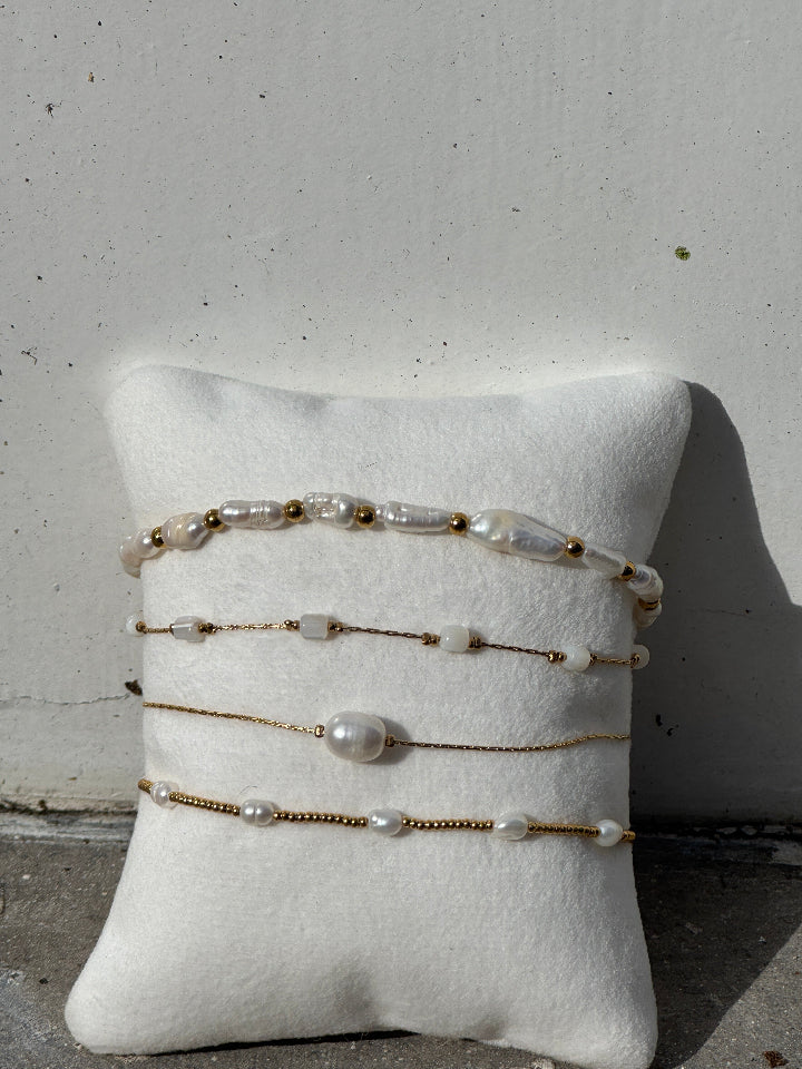 diverse roestvrij staal armbandjes met zoetwater parels.