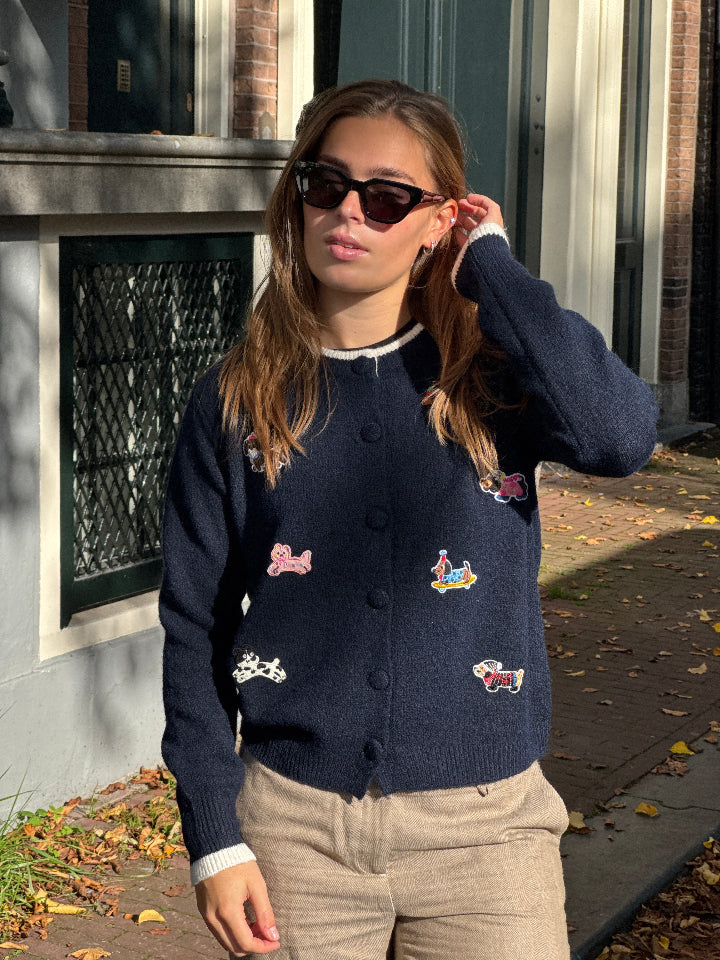 donkerblauw gebreid vest met knopen en vrolijke grappige applicatie van hondjes