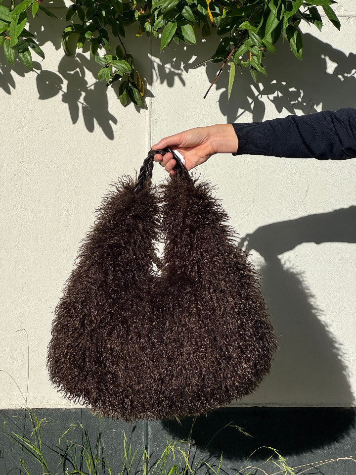 donkerbruine harige imitatie bont tas met kort en lang hengsel