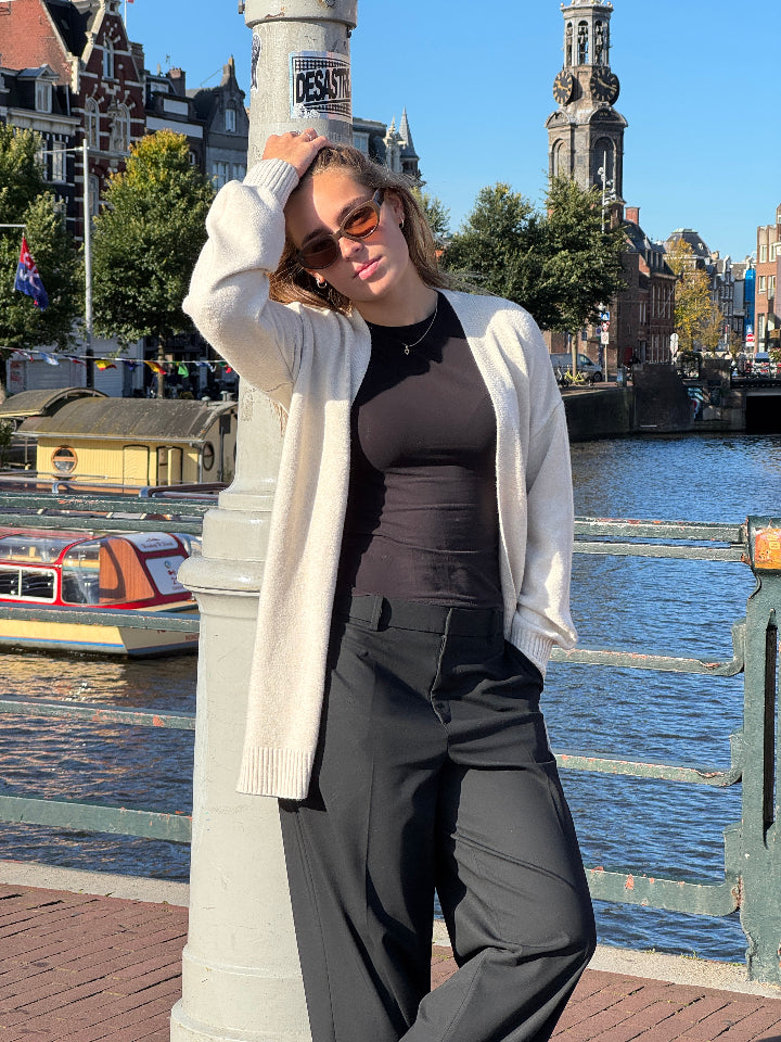 gebreid lang vest, licht beige, met zakken in de zijnaad.