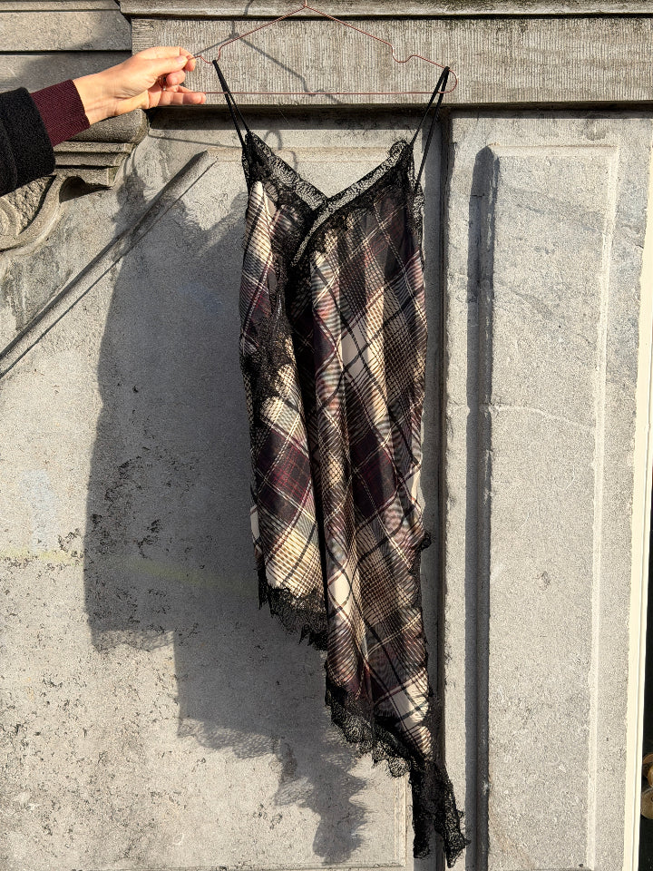 geruite asymmetrische jurk met kant details