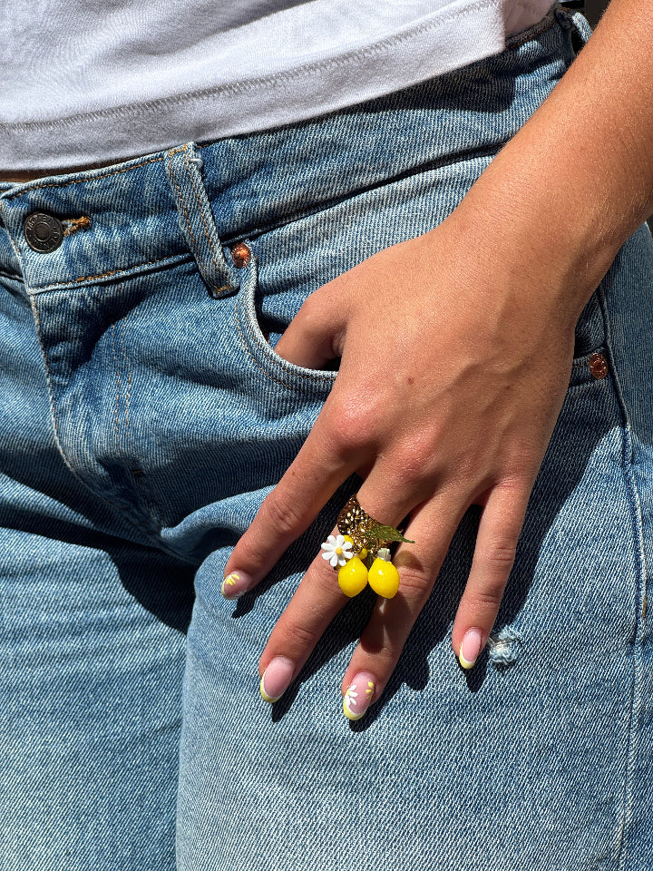 goudkleurige roestvrij staal ring met bedels, oa citroenen en bloem