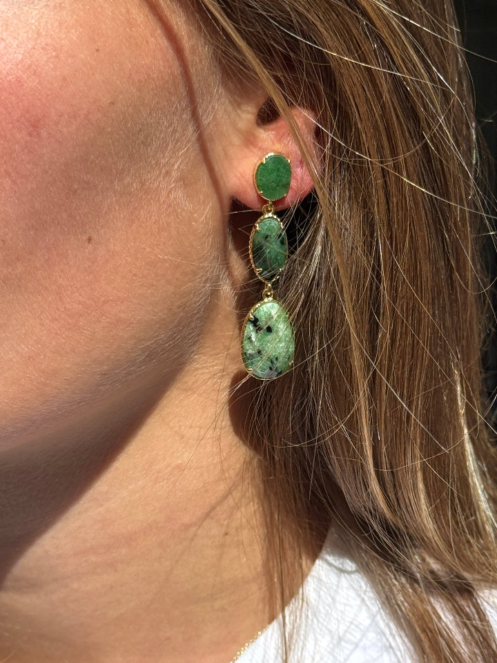 groene oorbellen halfedelstenen, roestvrij staal met studsluiting.