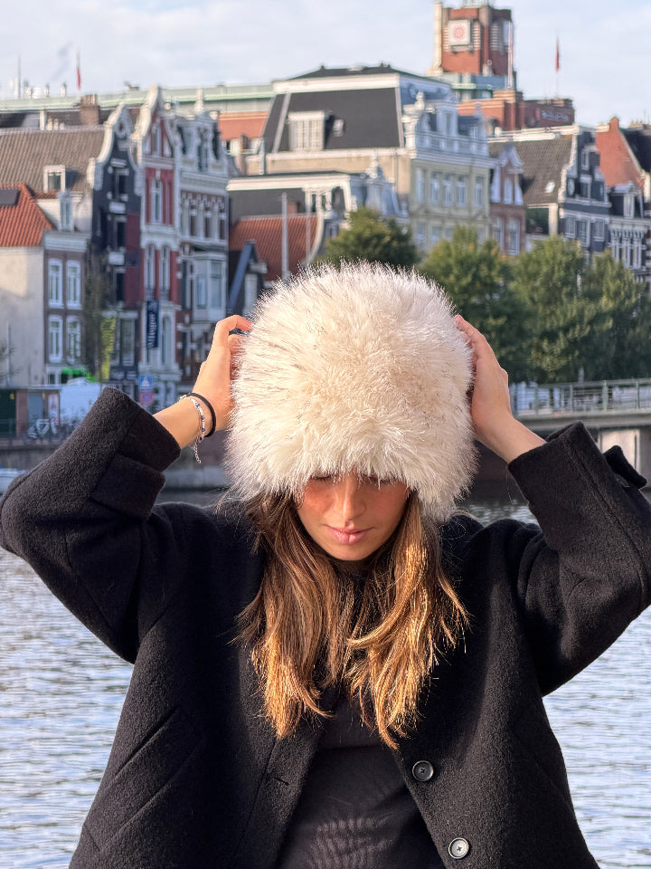 harige ivoorkleurige bont muts