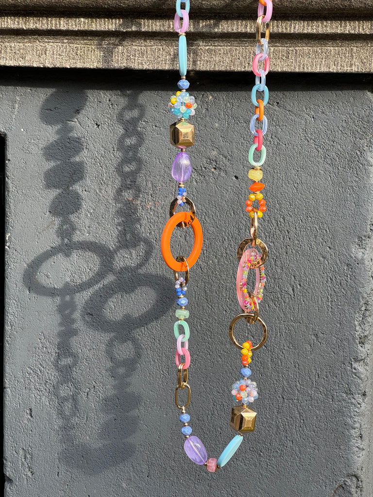 lange kleurrijke ketting, verschillende vormen kralen en ronde hangers
