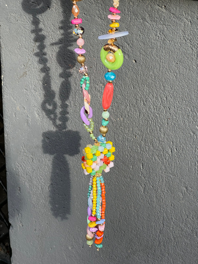 lange kleurrijke ketting, verschillende vormen kralen en hangers