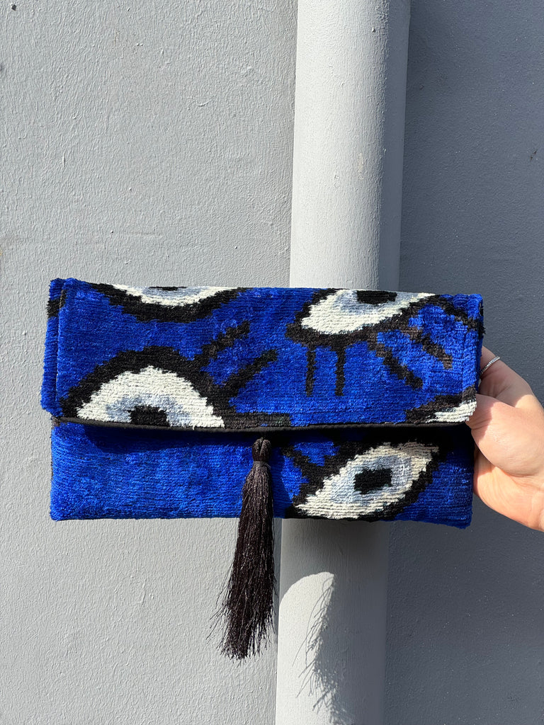 clutch model zijden tas in kobalt blauw met kwastje en lang metaal hengsel