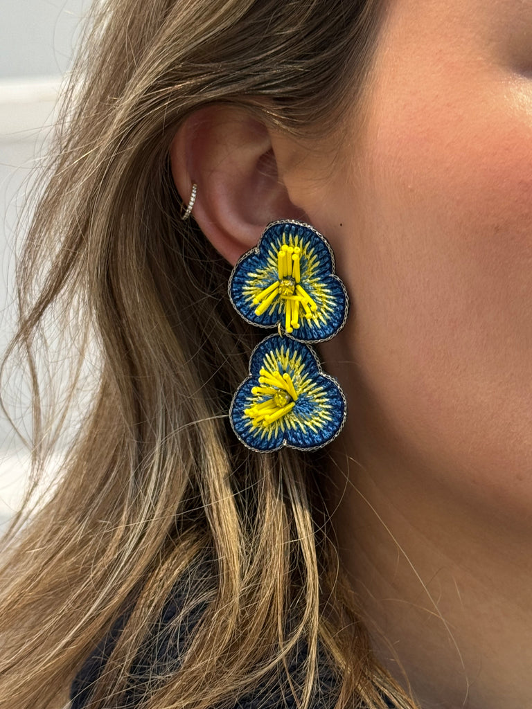 geborduurde bloemen oorbellen in blauw en geel