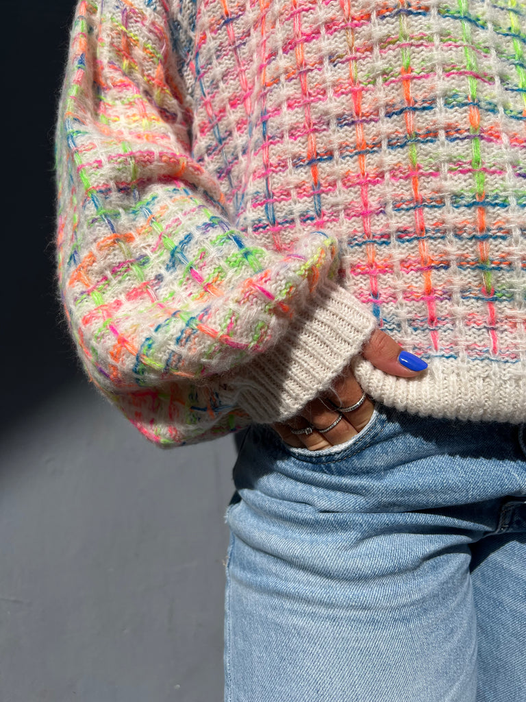 kleurrijke trui door verloop van de garenkleur, regenboog effect