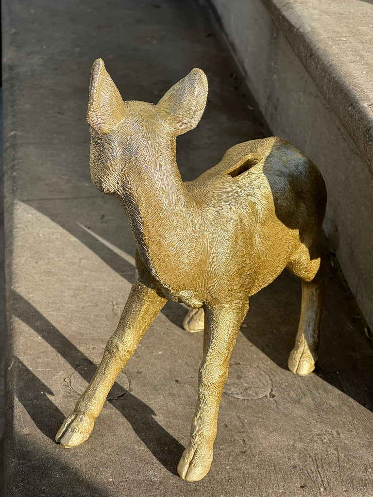 gouden spaarpot in de vorm van een hert