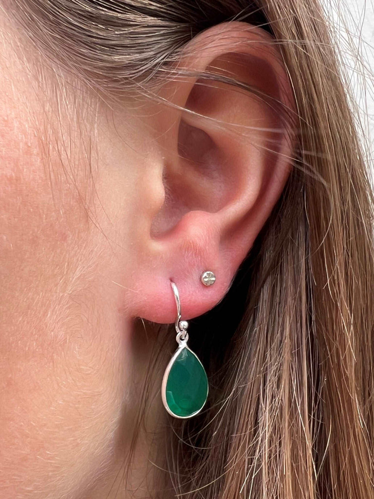 Zilveren oorbellen met hanger van geslepen groene onyx, half edelsteen.