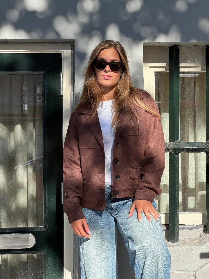 imitatie suede jackje met knopen in donkerbruin