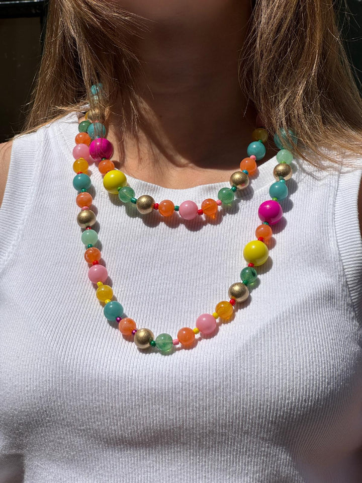 kleurrijke ketting met grote ronde kralen in verschillende vormen en maten