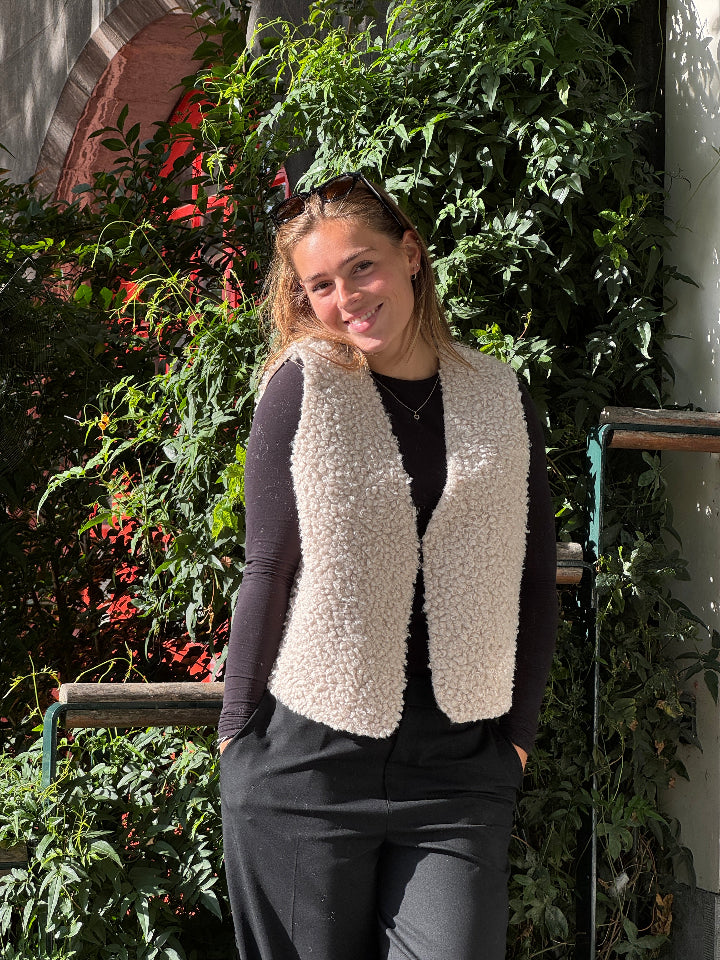 mouwloos gilet van imitatie schaap huid