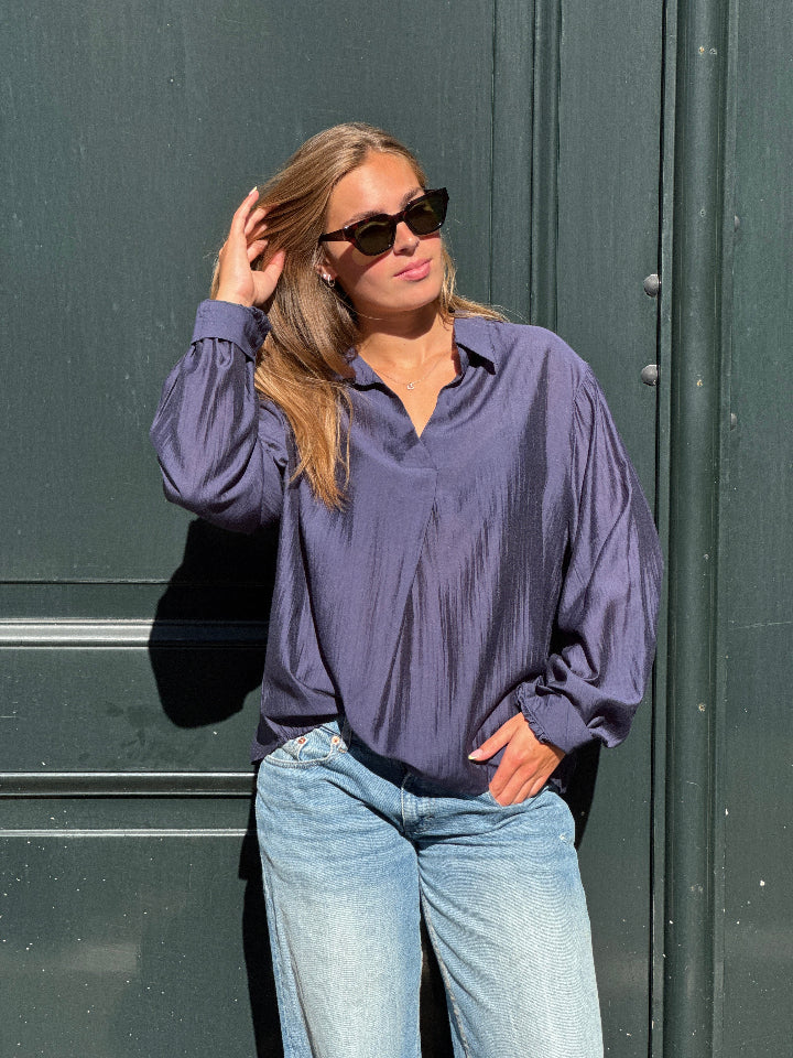 navy_blouse_met_lange_mouwen_van_dun_materiaal_met_subtiele_glans