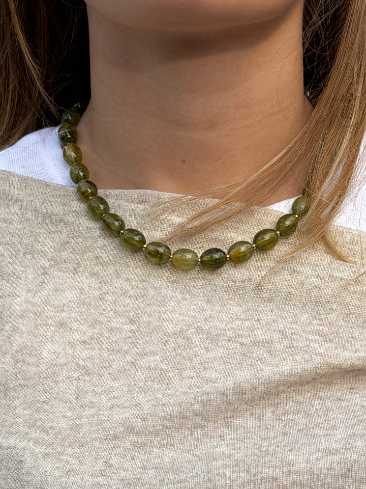 roestvrij staal ketting met grote groene kralen.