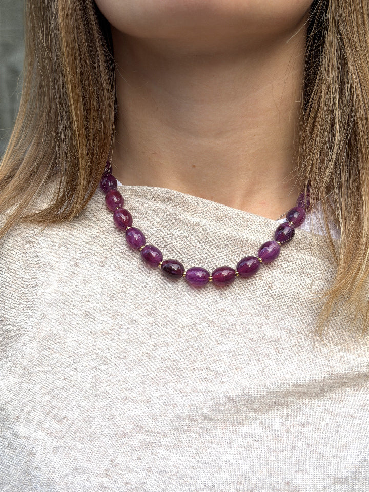 roestvrij staal ketting met grote paarse kralen.