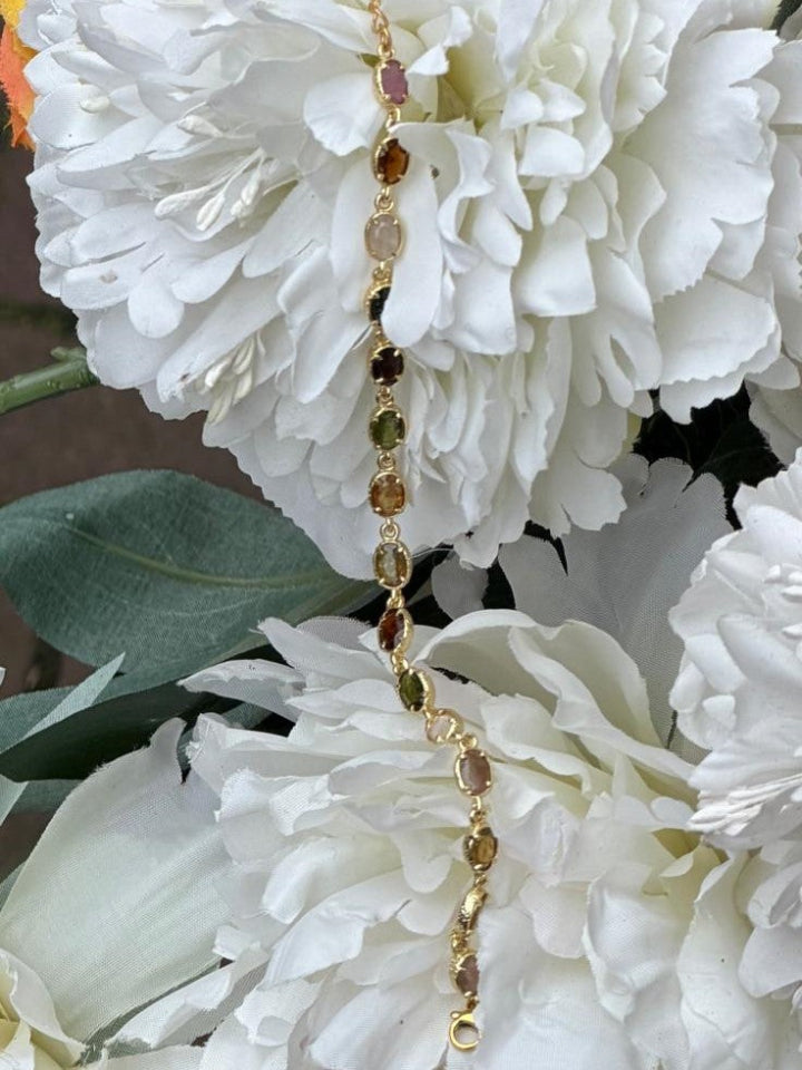 roestvrij staal verstelbaar armbandje met verschillende gekleurde half edelsteentjes.