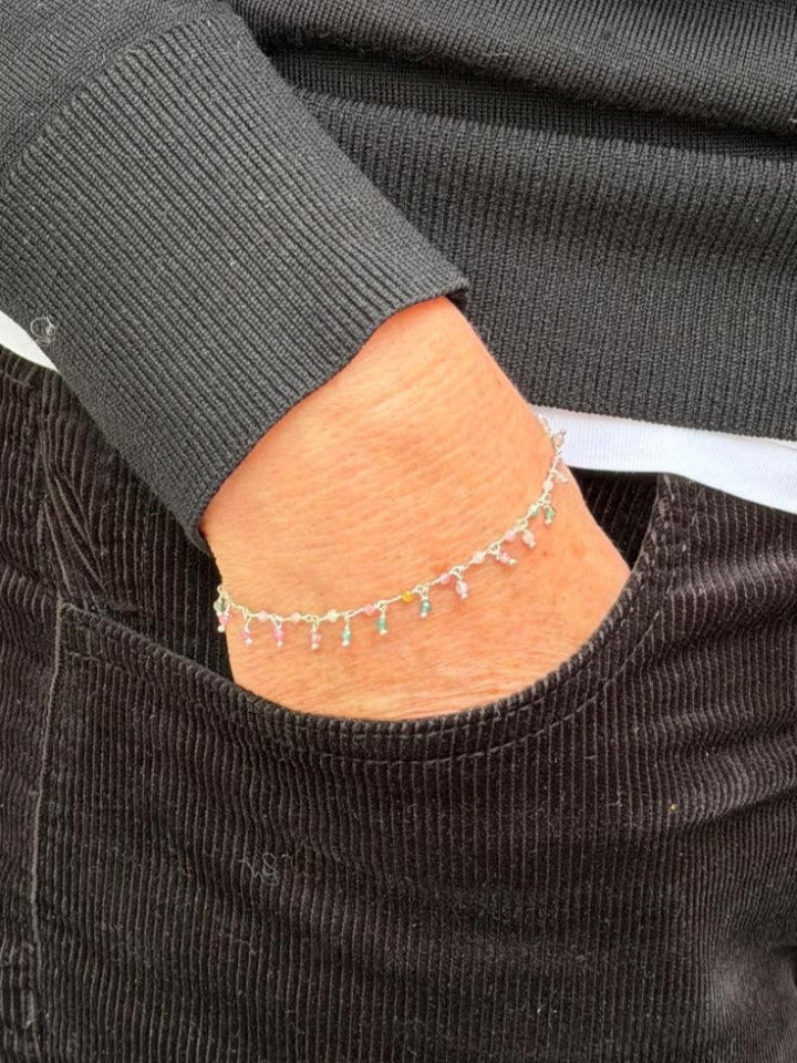 sterling zilver armbandje met kleine tourmaline half edelstenen. Armbandje is verstelbaar.
